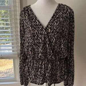 Women's Black and Cream Patterned Top V neck cinched waist Size LP